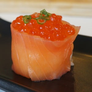 Geräucherter Lachs Gunkan Sushi mit Tobiko