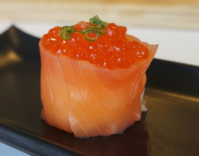 Geräucherter Lachs Gunkan Sushi mit Tobiko