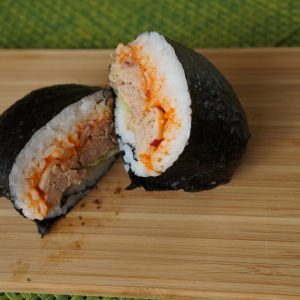 Scharfer (konservierter) Thunfisch-Onigirazu-Sushi-Sandwich