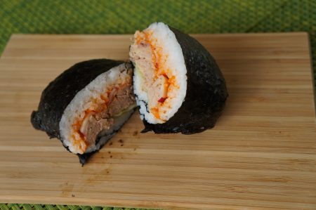 Scharfer (konservierter) Thunfisch-Onigirazu-Sushi-Sandwich