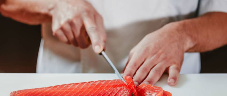 So schneidet man Sushi wie ein Boss: Die Geheimnisse hinter der Herstellung von Sushi